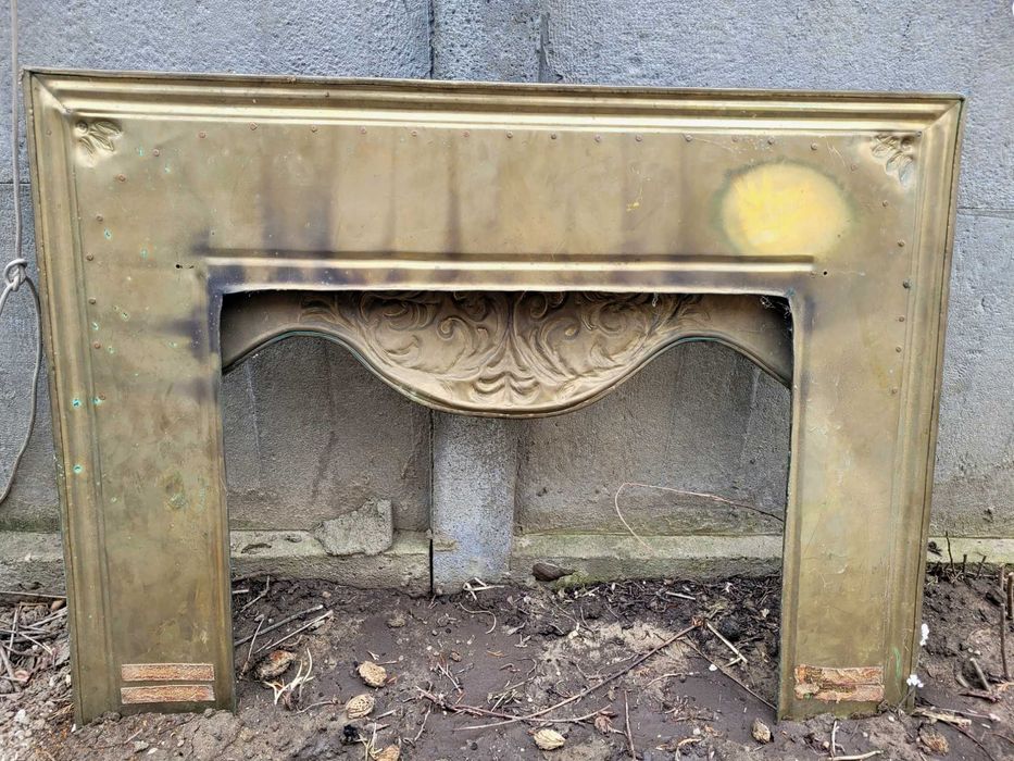 Portal kominkowy z brązu