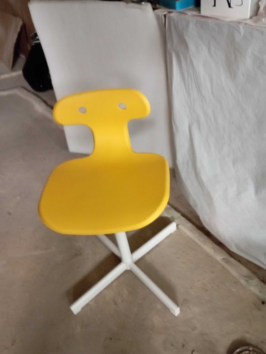 Cadeira usada para mesa de estudo