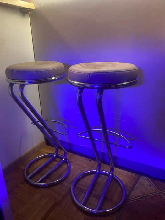 Dwa hokery, krzesła barowe
