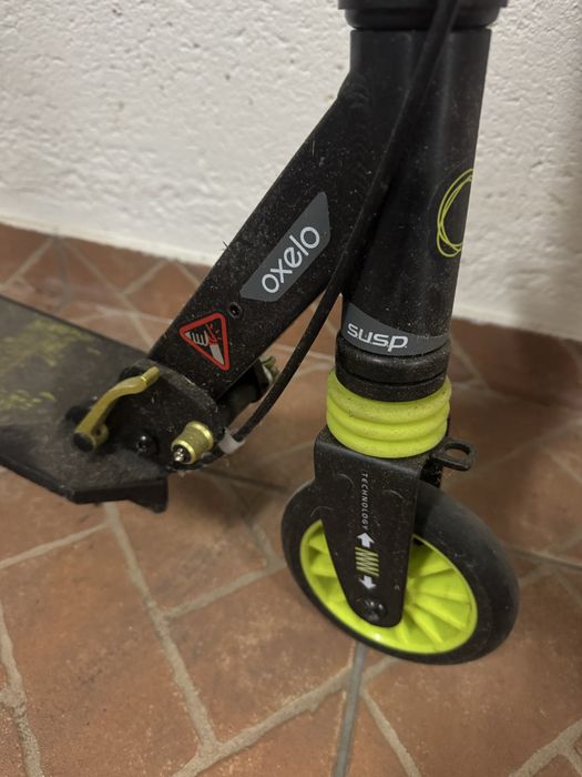 Trotinete OXELO com travão e suspensão