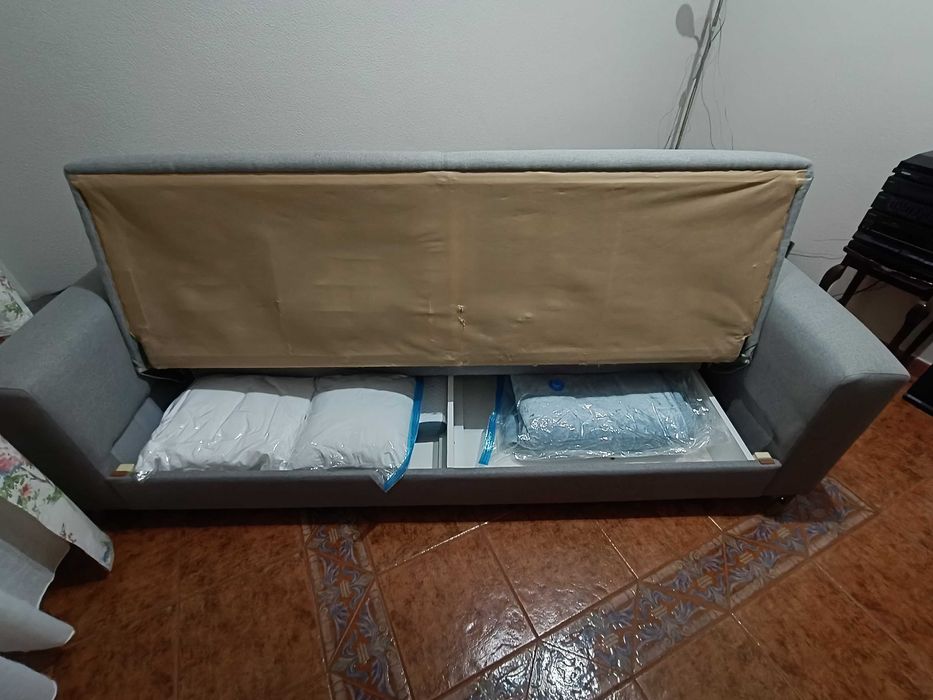 Sofá cama com arrumação
