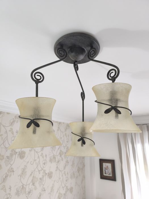 Candeeiro de teto e mesinhas de cabeceira