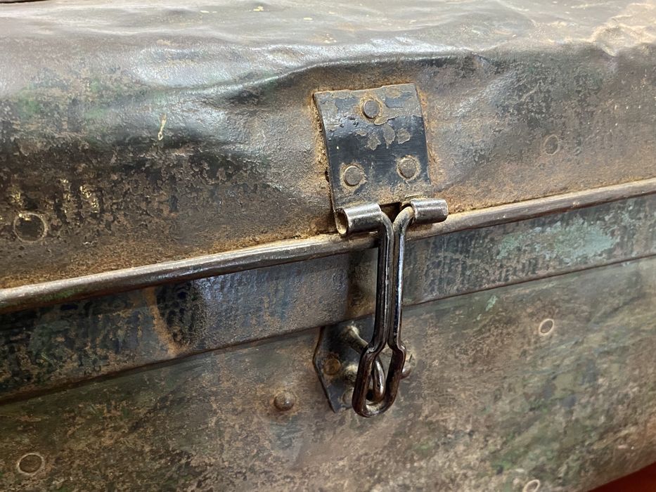 Malão antigo em chapa. Antiguidade