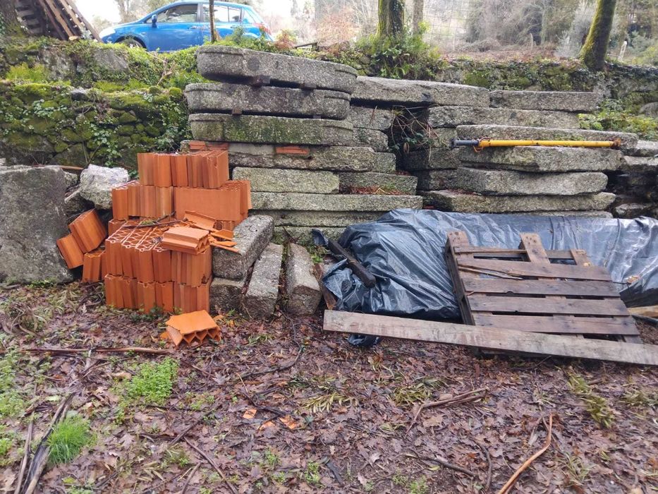 Venda de 3 Mesas de Canastro com 12 Pilares + Pedras variadas