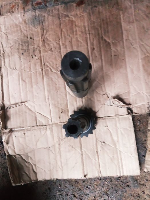 Продам на трактор Булат 254  главний хвостовик планетарний і вал