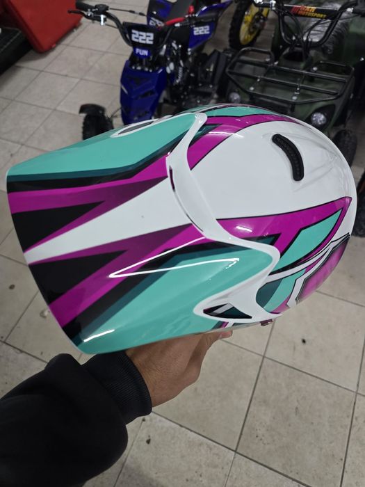 Capacete de criança novo dentro da caixa