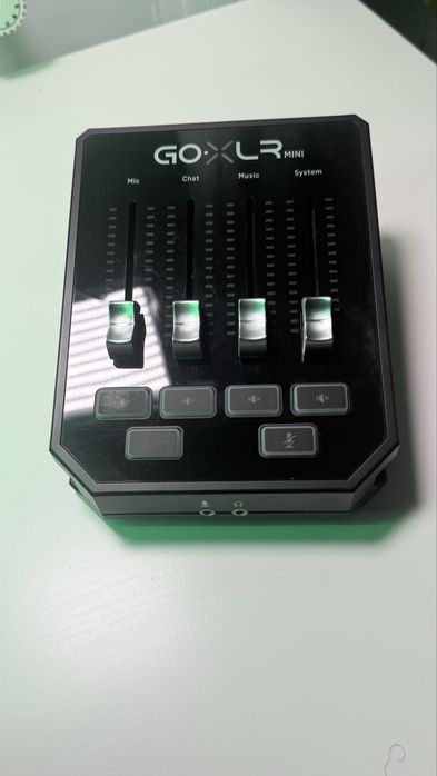 GoXLR MINI com interface USB/áudio e pré-amplificador