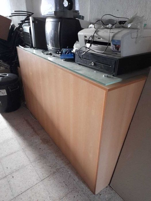 Recheio de garagem - bancadas, mesas e cadeiras de restauração, expositores, calçado, extintores e mais