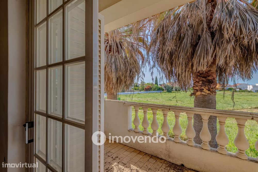 Moradia T4, com áreas amplas e jardim, em Faro