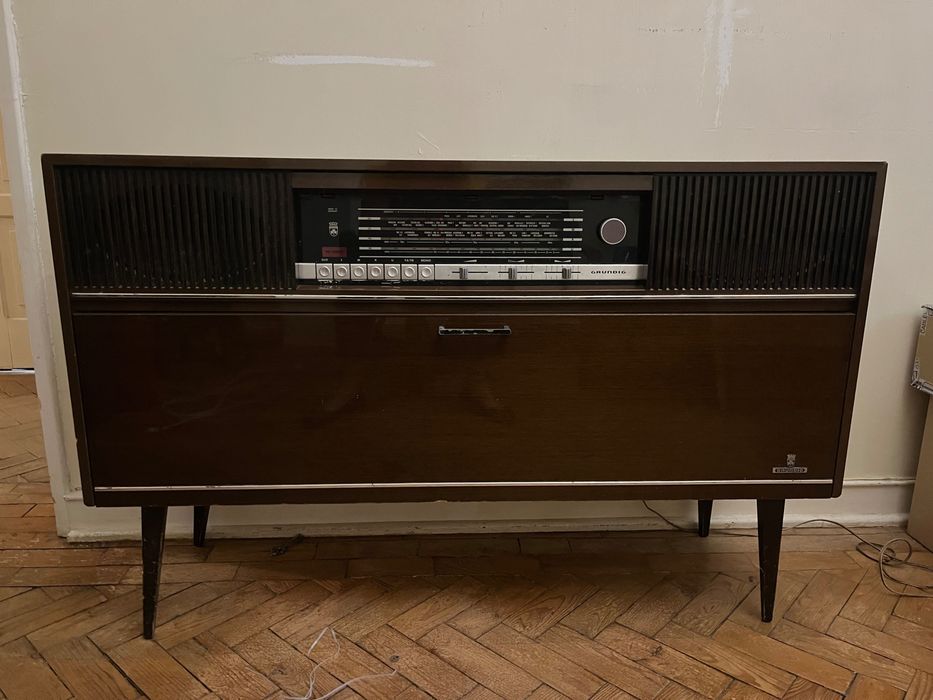 Aparador Rádio gira discos