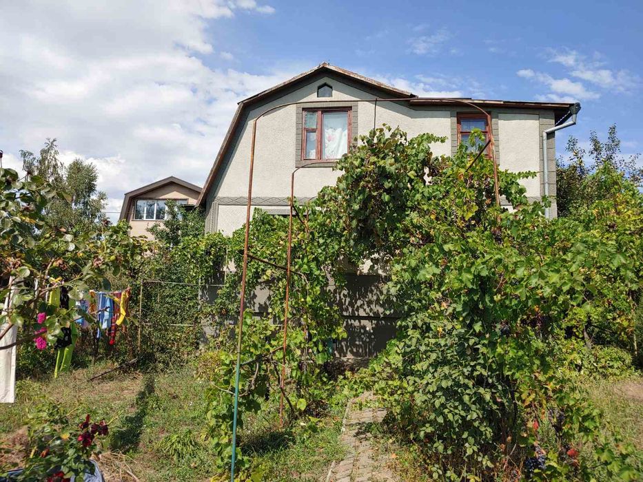 Компактний будинок біля озера