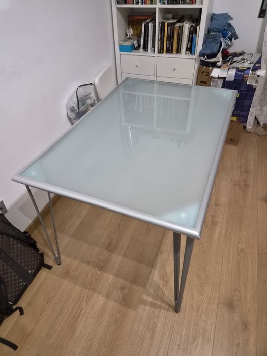 Mesa Ikea Vika com tampo em vidro fosco
