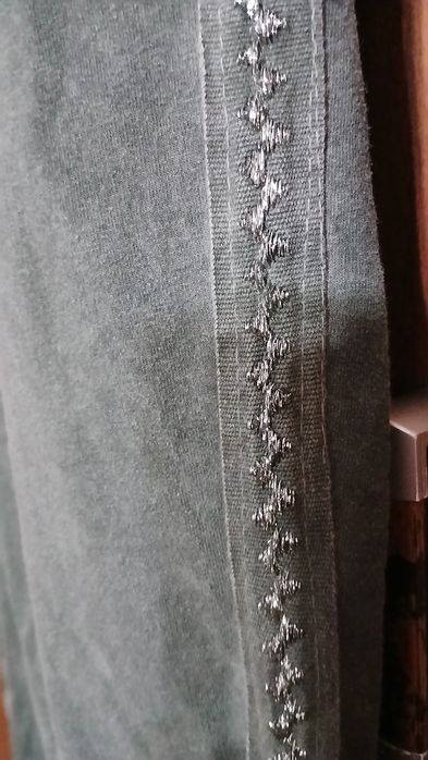 Dekatyzowane spodnie khaki z lampasami nowe