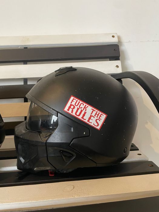 Três capacetes de mota