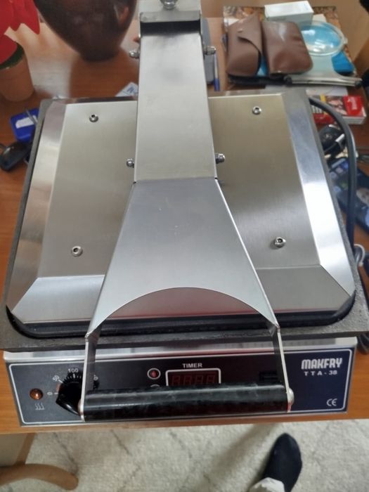 prensa térmica profissional Makfry modelo TTA-38, ideal para cafés, snack-bars, hamburguerias