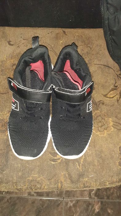 Продам детские кроссовки