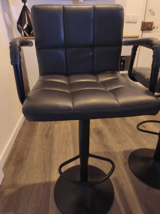 Mesa/balcão em pinho com conjunto de 6 Cadeiras pé alto