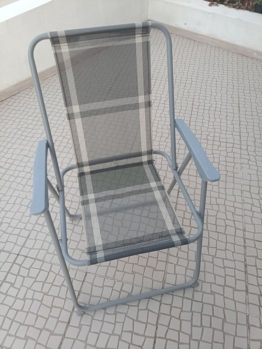 Mesa c/ 6 cadeiras cinzentas, de exterior