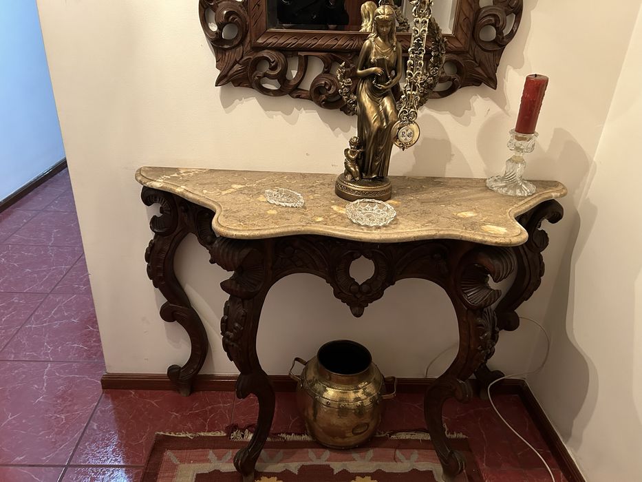 Credencis em talha de madeira com tampo e marmore branco