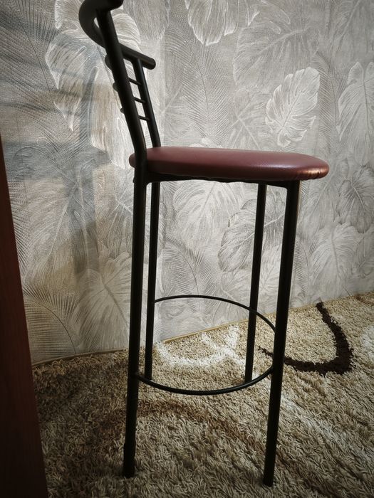Високий барний стілець бордового кольору