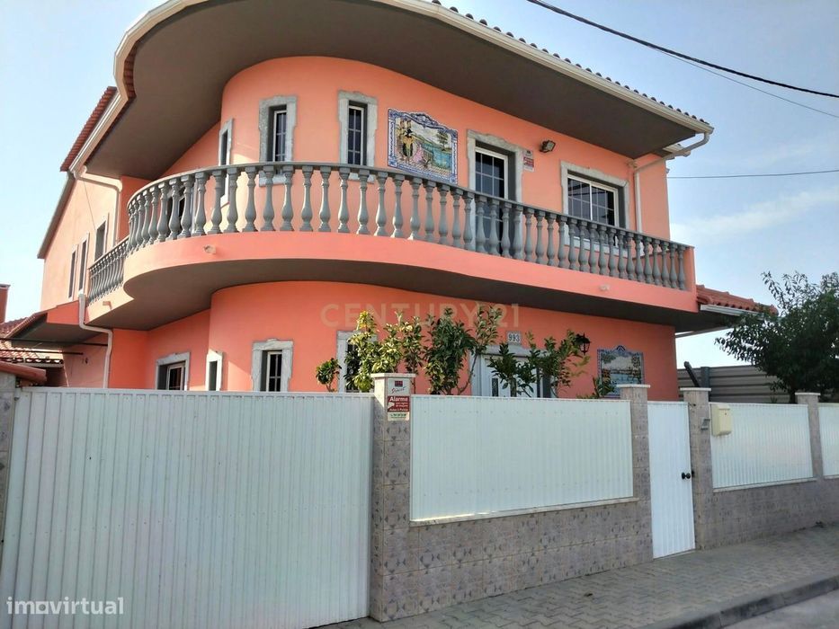 Moradia T4 Independente em Quinta das Laranjeiras