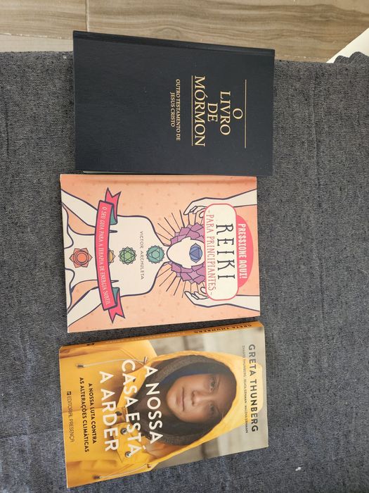 Livros sortidos nunca abertos