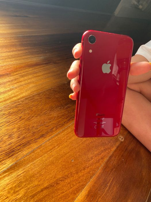 iPhone XR vermelho em bom estado.