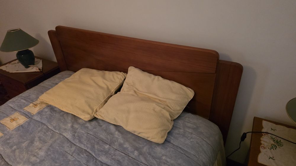 Conjunto de quarto em madeira (cama c/ colchão + 2 mesas de cabeceira)