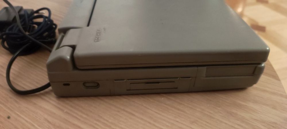Stary laptop retro Toshiba T2130CS
