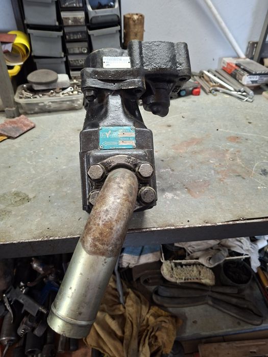 Pompa hydrauliczna z przystawką do wywrotu samochodu MAN