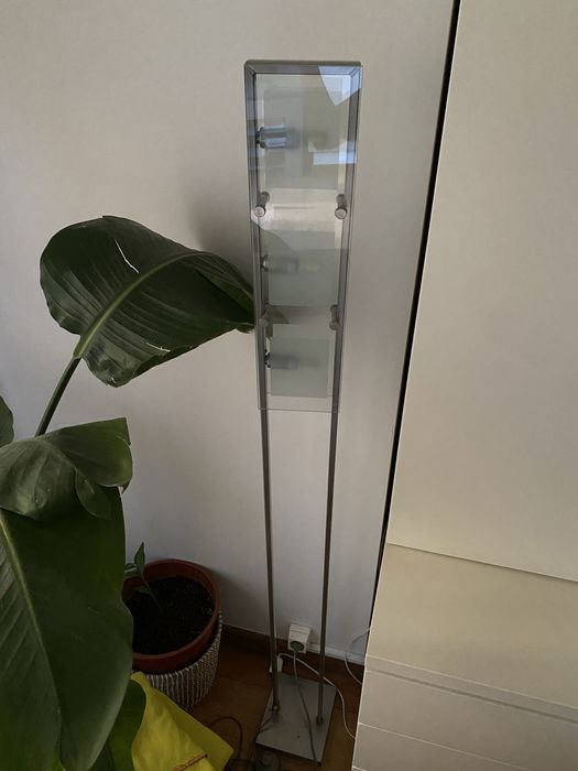 Candeeiro de pé prateado