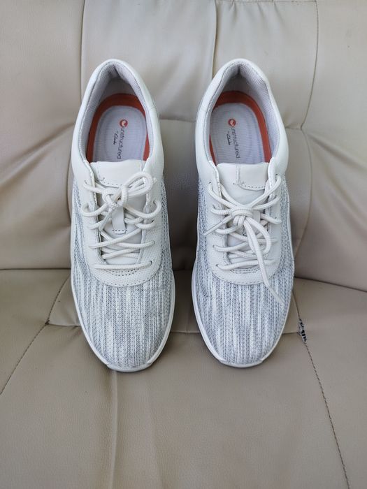 Sneakersy"Clarks" 38 Nowe, noszone kilka razy w domu (nietrafiony rozmiar). Podeszwa ortopedyczna. Długość wkładki 24,5.