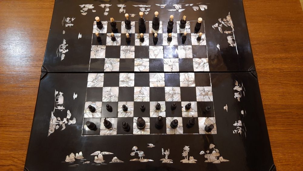 Антикварні шахи із рога буйвола, слонової кістки і перламутра.