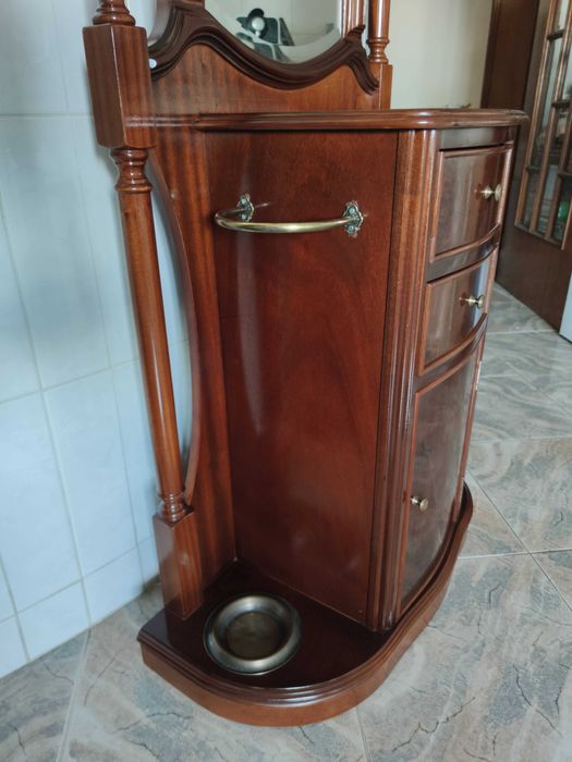 Móvel de entrada com espelho e bengaleiro (Estilo Classico)