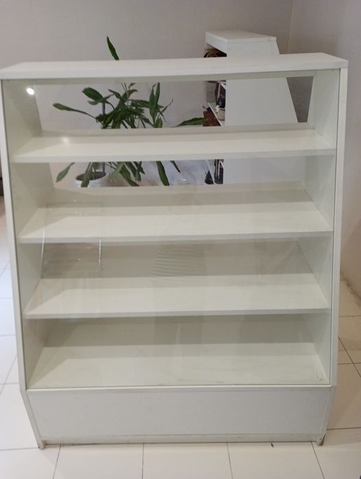 Вітрина з поличками