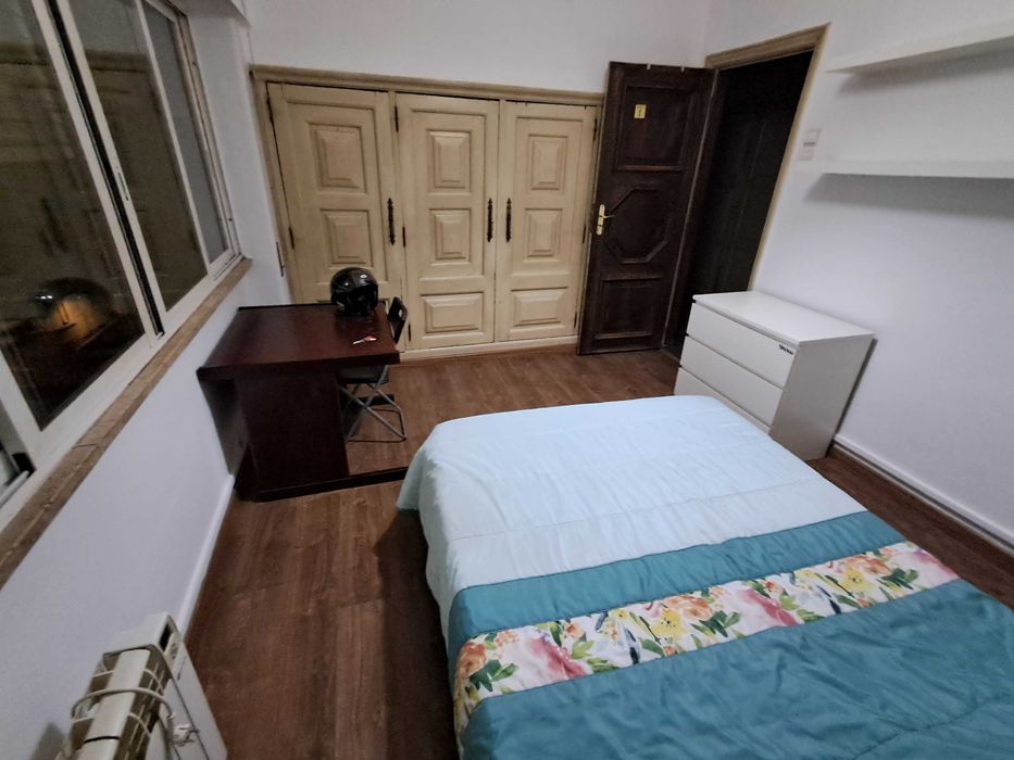 Quarto CASAL com 3 janelas. CentroLISBOA. Entrada imediata.