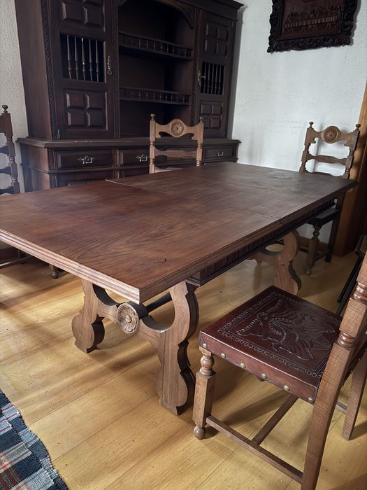 Conjunto de mesa com 8 cadeiras