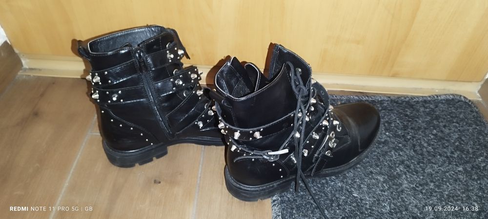 Sprzedam botki z ćwiekami czarne  firmy DeeZee