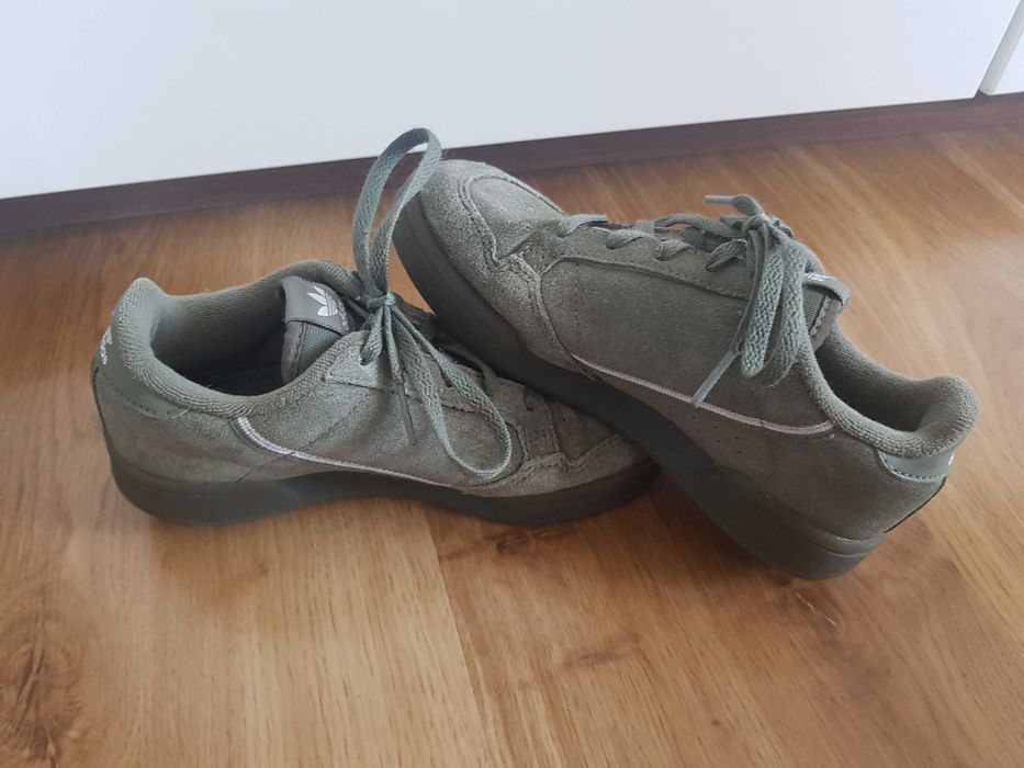 Zamszowe buty khaki adidas 31,5