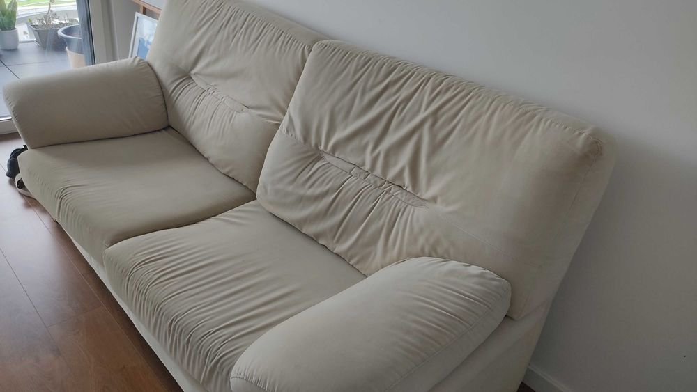 Sofá cama bege.