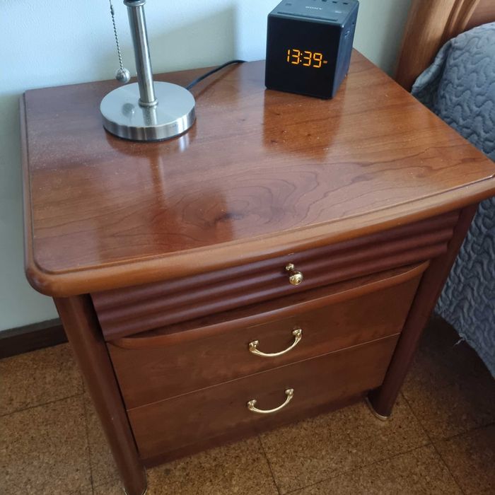 Quarto em excelente estado, CAMA, 2 Mesas de cabeceira e estrado!