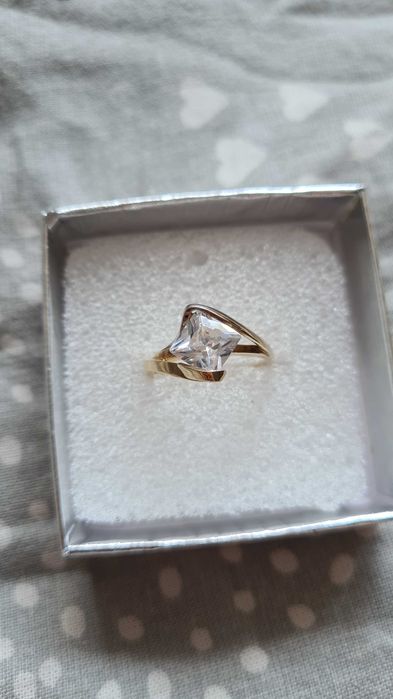 Złoty pierścionek z cyrkonią