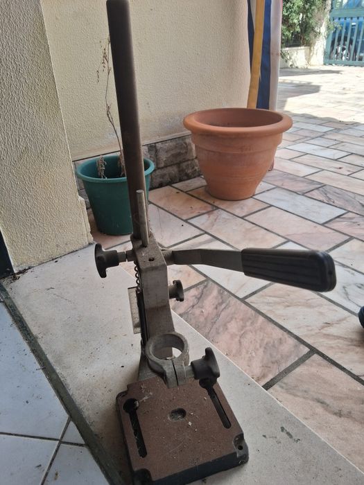 Coluna para berbequim marca AEG sinais do tempo