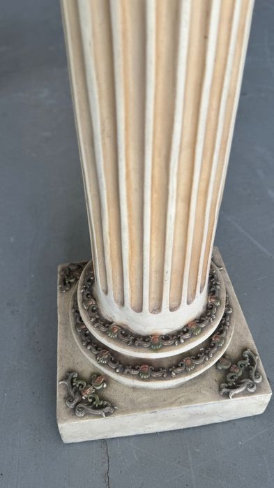 Coluna / pedestal decorativo em estilo greco-romano (jónico)