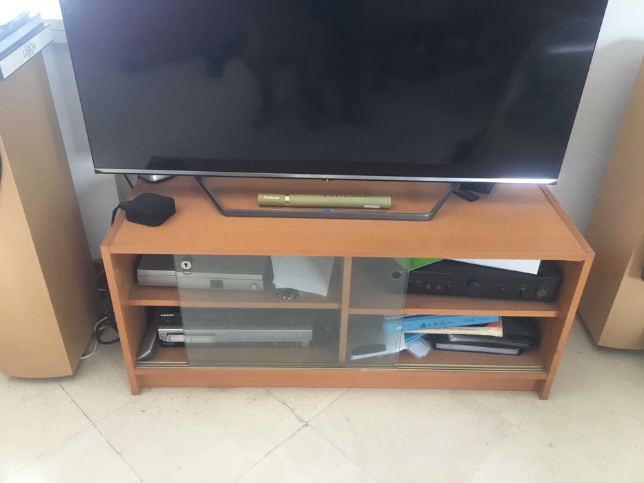 Movel com portas de vidro em excelente estado de conservação