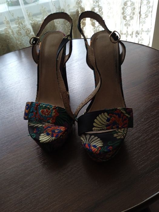 Продам босоніжки