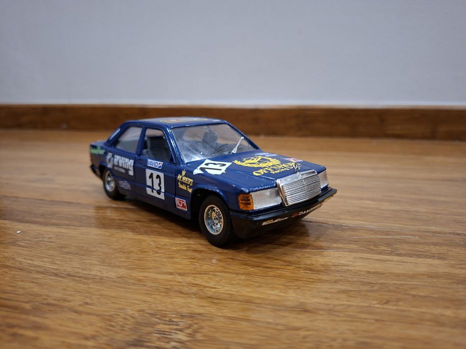 Klasyk Mercedes 190E Bburago 1:25 Vintage Włochy Kolekcjonerski