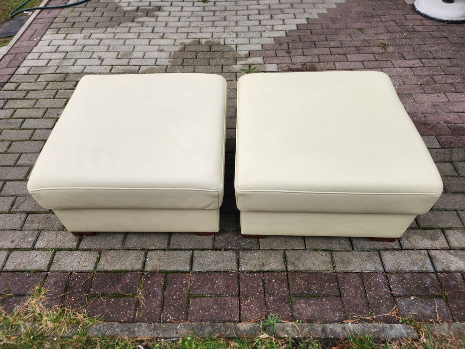 Dwie duże pufy ze skóry naturalnej.