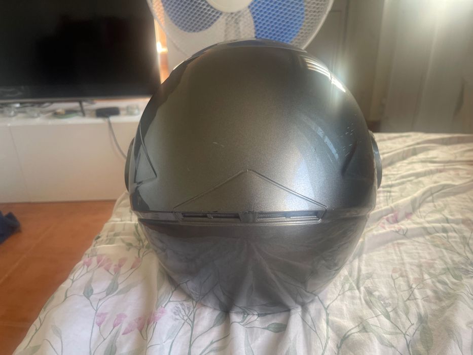 Capacete homologado para motociclo ou scooter, tamanho XL, com viseira danificada.
