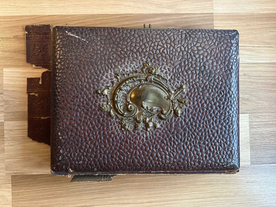 Dawny kolekcjonerski album na zdjęcia. Oprawa ze skóry.